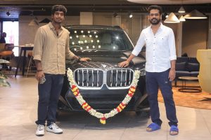 டூரிஸ்ட் பேமிலி இயக்குநருக்கு கல்யாணப் பரிசாக கார் வழங்கிய தயாரிப்பாளர்.