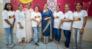 பெண் ஆட்டோ ஓட்டுநர்களுக்கு நலத்திட்ட உதவிகளை வழங்கிய நடிகை அனுமோல்